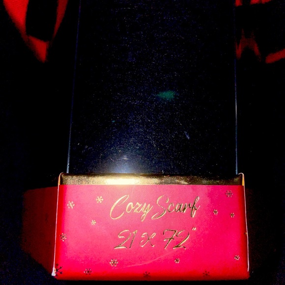 NWT Vince Camuto 21” X 72” Black Scarf - Picture 3 of 3